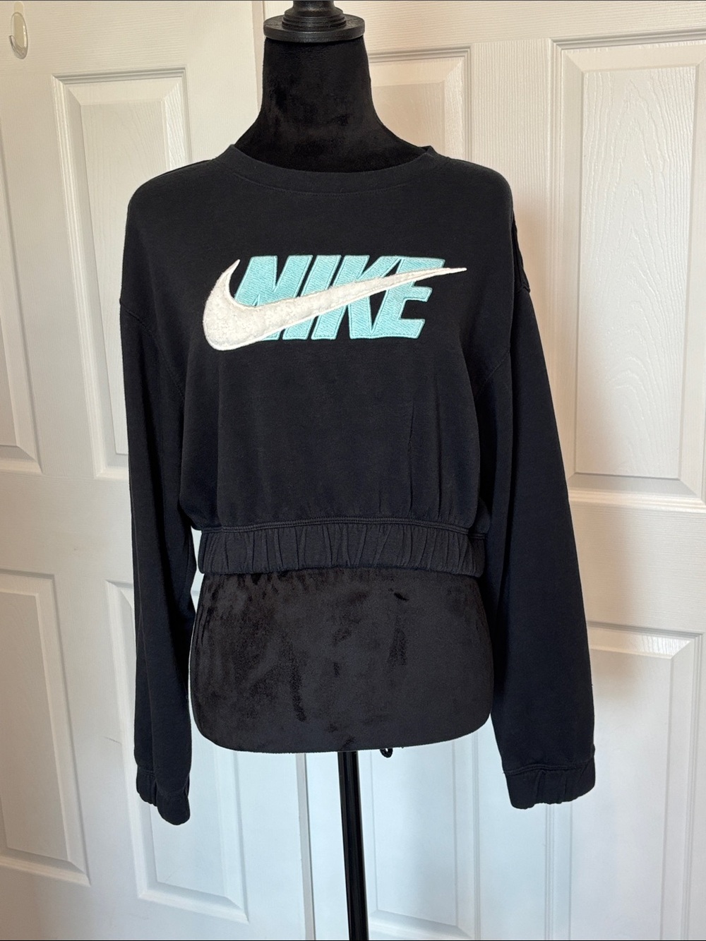 Nike Black Cropped Sweatshirt Blue Logo White Swoosh Long Sleeve Women’s XS